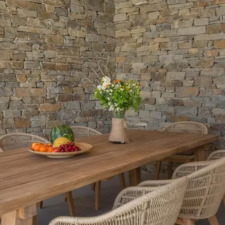 Anelya Parikia (Paros)